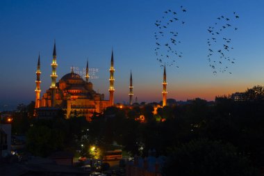 İstanbul'daki Sultanahmet Camii. (Sultanahmet Camii). Cami, Ramazan için özel olarak Mahya ile dekore edilmiştir. Mahya'ya şöyle yazar: 