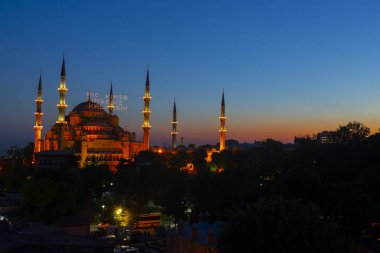 İstanbul'daki Sultanahmet Camii. (Sultanahmet Camii). Cami, Ramazan için özel olarak Mahya ile dekore edilmiştir. Mahya'ya şöyle yazar: 