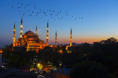 İstanbul'daki Sultanahmet Camii. (Sultanahmet Camii). Cami, Ramazan için özel olarak Mahya ile dekore edilmiştir. Mahya'ya şöyle yazar: 