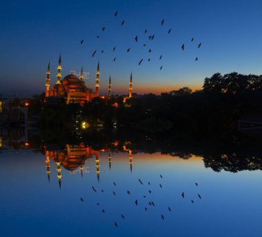 İstanbul'daki Sultanahmet Camii. (Sultanahmet Camii). Cami, Ramazan için özel olarak Mahya ile dekore edilmiştir. Mahya'ya şöyle yazar: 