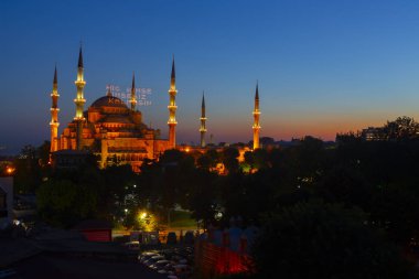 İstanbul'daki Sultanahmet Camii. (Sultanahmet Camii). Cami, Ramazan için özel olarak Mahya ile dekore edilmiştir. Mahya'ya şöyle yazar: 