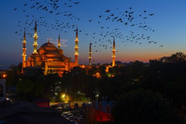 İstanbul'daki Sultanahmet Camii. (Sultanahmet Camii). Cami, Ramazan için özel olarak Mahya ile dekore edilmiştir. Mahya'ya şöyle yazar: 