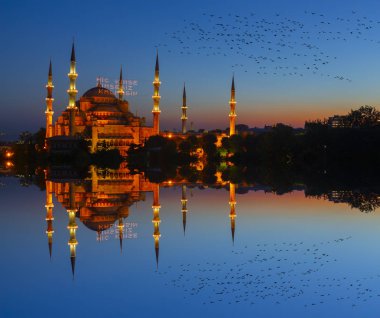 İstanbul'daki Sultanahmet Camii. (Sultanahmet Camii). Cami, Ramazan için özel olarak Mahya ile dekore edilmiştir. Mahya'ya şöyle yazar: 