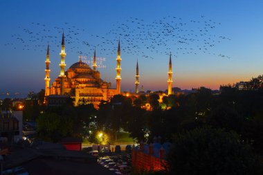 İstanbul'daki Sultanahmet Camii. (Sultanahmet Camii). Cami, Ramazan için özel olarak Mahya ile dekore edilmiştir. Mahya'ya şöyle yazar: 