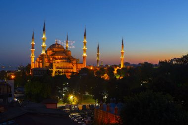 İstanbul'daki Sultanahmet Camii. (Sultanahmet Camii). Cami, Ramazan için özel olarak Mahya ile dekore edilmiştir. Mahya'ya şöyle yazar: 