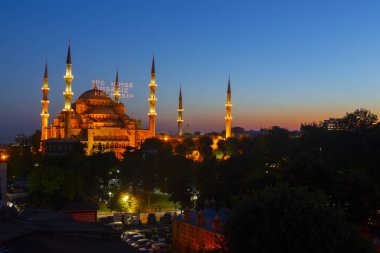 İstanbul'daki Sultanahmet Camii. (Sultanahmet Camii). Cami, Ramazan için özel olarak Mahya ile dekore edilmiştir. Mahya'ya şöyle yazar: 