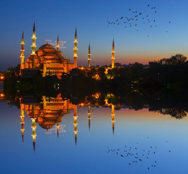 İstanbul'daki Sultanahmet Camii. (Sultanahmet Camii). Cami, Ramazan için özel olarak Mahya ile dekore edilmiştir. Mahya'ya şöyle yazar: 