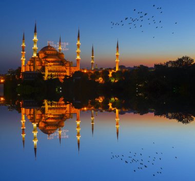 İstanbul'daki Sultanahmet Camii. (Sultanahmet Camii). Cami, Ramazan için özel olarak Mahya ile dekore edilmiştir. Mahya'ya şöyle yazar: 