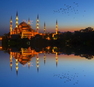 İstanbul'daki Sultanahmet Camii. (Sultanahmet Camii). Cami, Ramazan için özel olarak Mahya ile dekore edilmiştir. Mahya'ya şöyle yazar: 