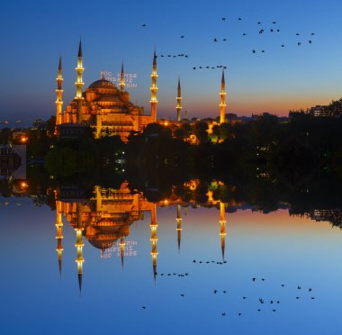 İstanbul'daki Sultanahmet Camii. (Sultanahmet Camii). Cami, Ramazan için özel olarak Mahya ile dekore edilmiştir. Mahya'ya şöyle yazar: 