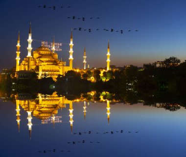 İstanbul'daki Sultanahmet Camii. (Sultanahmet Camii). Cami, Ramazan için özel olarak Mahya ile dekore edilmiştir. Mahya'ya şöyle yazar: 