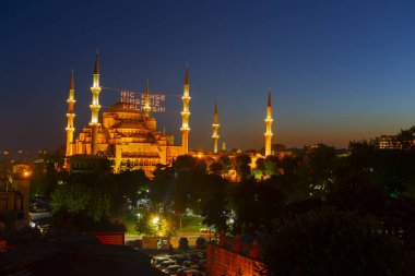 İstanbul'daki Sultanahmet Camii. (Sultanahmet Camii). Cami, Ramazan için özel olarak Mahya ile dekore edilmiştir. Mahya'ya şöyle yazar: 