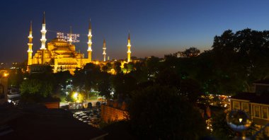 İstanbul'daki Sultanahmet Camii. (Sultanahmet Camii). Cami, Ramazan için özel olarak Mahya ile dekore edilmiştir. Mahya'ya şöyle yazar: 