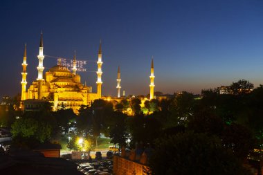 İstanbul'daki Sultanahmet Camii. (Sultanahmet Camii). Cami, Ramazan için özel olarak Mahya ile dekore edilmiştir. Mahya'ya şöyle yazar: 