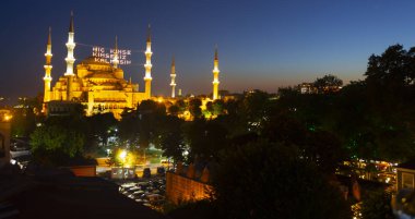 İstanbul'daki Sultanahmet Camii. (Sultanahmet Camii). Cami, Ramazan için özel olarak Mahya ile dekore edilmiştir. Mahya'ya şöyle yazar: 