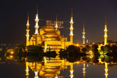 İstanbul'daki Sultanahmet Camii. (Sultanahmet Camii). Cami, Ramazan için özel olarak Mahya ile dekore edilmiştir. Mahya'ya şöyle yazar: 