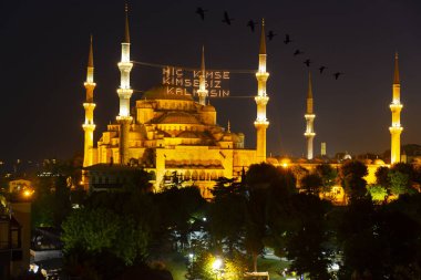 İstanbul'daki Sultanahmet Camii. (Sultanahmet Camii). Cami, Ramazan için özel olarak Mahya ile dekore edilmiştir. Mahya'ya şöyle yazar: 