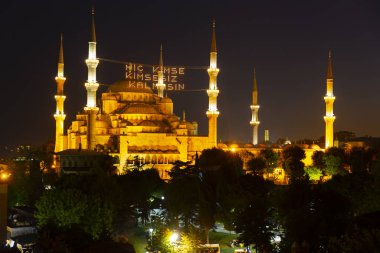 İstanbul'daki Sultanahmet Camii. (Sultanahmet Camii). Cami, Ramazan için özel olarak Mahya ile dekore edilmiştir. Mahya'ya şöyle yazar: 