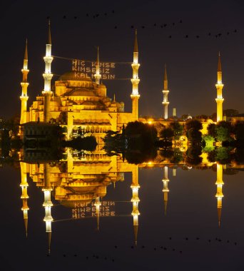 İstanbul'daki Sultanahmet Camii. (Sultanahmet Camii). Cami, Ramazan için özel olarak Mahya ile dekore edilmiştir. Mahya'ya şöyle yazar: 