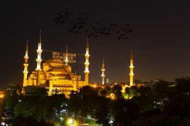 İstanbul'daki Sultanahmet Camii. (Sultanahmet Camii). Cami, Ramazan için özel olarak Mahya ile dekore edilmiştir. Mahya'ya şöyle yazar: 