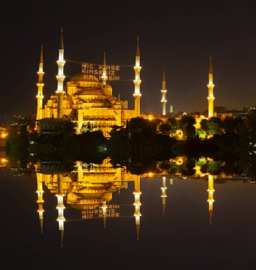 İstanbul'daki Sultanahmet Camii. (Sultanahmet Camii). Cami, Ramazan için özel olarak Mahya ile dekore edilmiştir. Mahya'ya şöyle yazar: 