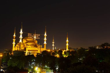 İstanbul'daki Sultanahmet Camii. (Sultanahmet Camii). Cami, Ramazan için özel olarak Mahya ile dekore edilmiştir. Mahya'ya şöyle yazar: 