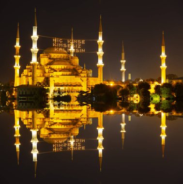 İstanbul'daki Sultanahmet Camii. (Sultanahmet Camii). Cami, Ramazan için özel olarak Mahya ile dekore edilmiştir. Mahya'ya şöyle yazar: 