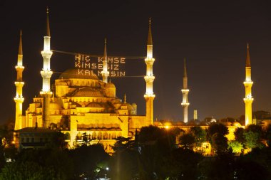 İstanbul'daki Sultanahmet Camii. (Sultanahmet Camii). Cami, Ramazan için özel olarak Mahya ile dekore edilmiştir. Mahya'ya şöyle yazar: 