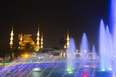 İstanbul'daki Sultanahmet Camii. (Sultanahmet Camii). Cami, Ramazan için özel olarak Mahya ile dekore edilmiştir. Mahya'ya şöyle yazar: 