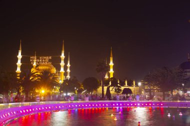 İstanbul'daki Sultanahmet Camii. (Sultanahmet Camii). Cami, Ramazan için özel olarak Mahya ile dekore edilmiştir. Mahya'ya şöyle yazar: 