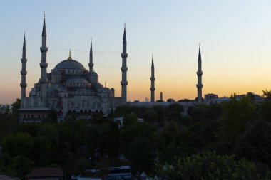 İstanbul'daki Sultanahmet Camii. (Sultanahmet Camii). Cami, Ramazan için özel olarak Mahya ile dekore edilmiştir. Mahya'ya şöyle yazar: 