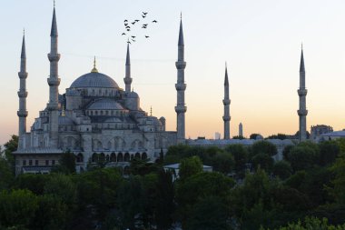 İstanbul'daki Sultanahmet Camii. (Sultanahmet Camii). Cami, Ramazan için özel olarak Mahya ile dekore edilmiştir. Mahya'ya şöyle yazar: 