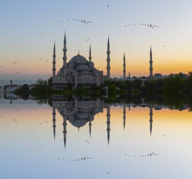 İstanbul'daki Sultanahmet Camii. (Sultanahmet Camii). Cami, Ramazan için özel olarak Mahya ile dekore edilmiştir. Mahya'ya şöyle yazar: 