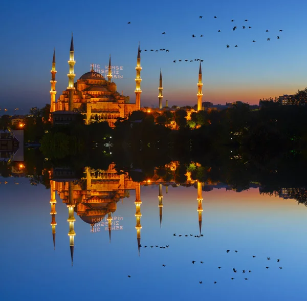 İstanbul'daki Sultanahmet Camii. (Sultanahmet Camii). Cami, Ramazan için özel olarak Mahya ile dekore edilmiştir. Mahya'ya şöyle yazar: 