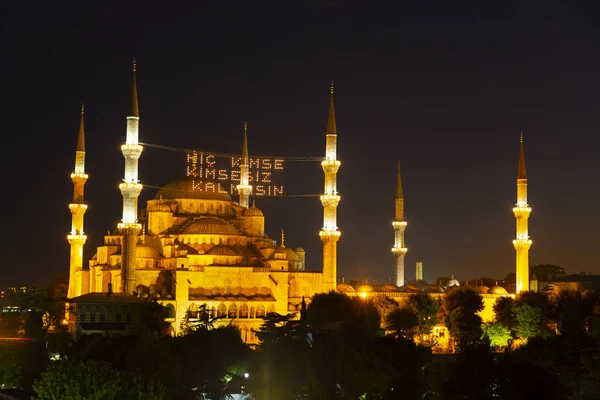 İstanbul'daki Sultanahmet Camii. (Sultanahmet Camii). Cami, Ramazan için özel olarak Mahya ile dekore edilmiştir. Mahya'ya şöyle yazar: 