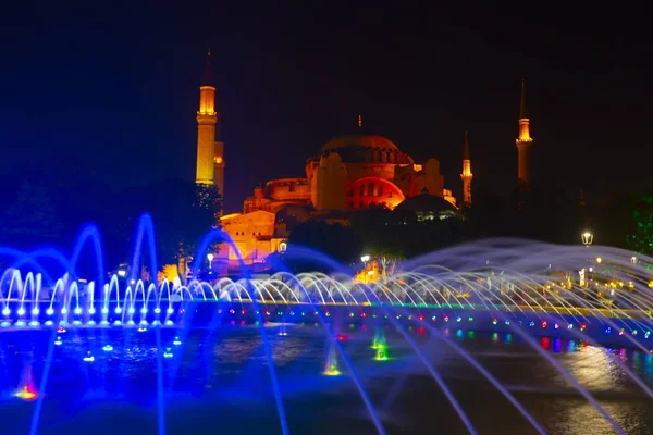 土耳其伊斯坦布尔老城的Hagia Sophia穹顶和尖塔 — 图库照片