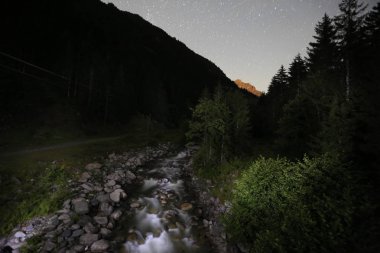Türkiye'nin Karadeniz bölgesinde sisin altında nehir üzerinde eski tarihi taş köprü. Senyuva'da tarihi Osmanlı köprüsü Taşköprü, Ermenice Cinciva, Rize'de Çamlıhemşin yakınlarındaki Firtina nehri üzerinde