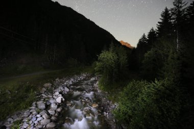 Türkiye'nin Karadeniz bölgesinde sisin altında nehir üzerinde eski tarihi taş köprü. Senyuva'da tarihi Osmanlı köprüsü Taşköprü, Ermenice Cinciva, Rize'de Çamlıhemşin yakınlarındaki Firtina nehri üzerinde