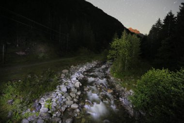 Türkiye'nin Karadeniz bölgesinde sisin altında nehir üzerinde eski tarihi taş köprü. Senyuva'da tarihi Osmanlı köprüsü Taşköprü, Ermenice Cinciva, Rize'de Çamlıhemşin yakınlarındaki Firtina nehri üzerinde