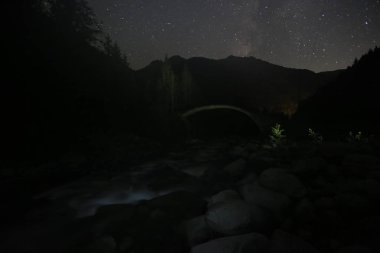 Türkiye'nin Karadeniz bölgesinde sisin altında nehir üzerinde eski tarihi taş köprü. Senyuva'da tarihi Osmanlı köprüsü Taşköprü, Ermenice Cinciva, Rize'de Çamlıhemşin yakınlarındaki Firtina nehri üzerinde