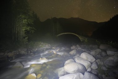 Türkiye'nin Karadeniz bölgesinde sisin altında nehir üzerinde eski tarihi taş köprü. Senyuva'da tarihi Osmanlı köprüsü Taşköprü, Ermenice Cinciva, Rize'de Çamlıhemşin yakınlarındaki Firtina nehri üzerinde