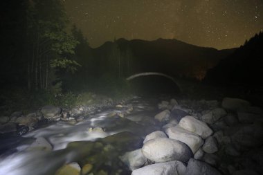 Türkiye'nin Karadeniz bölgesinde sisin altında nehir üzerinde eski tarihi taş köprü. Senyuva'da tarihi Osmanlı köprüsü Taşköprü, Ermenice Cinciva, Rize'de Çamlıhemşin yakınlarındaki Firtina nehri üzerinde