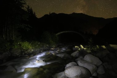 Türkiye'nin Karadeniz bölgesinde sisin altında nehir üzerinde eski tarihi taş köprü. Senyuva'da tarihi Osmanlı köprüsü Taşköprü, Ermenice Cinciva, Rize'de Çamlıhemşin yakınlarındaki Firtina nehri üzerinde
