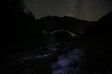 Türkiye'nin Karadeniz bölgesinde sisin altında nehir üzerinde eski tarihi taş köprü. Senyuva'da tarihi Osmanlı köprüsü Taşköprü, Ermenice Cinciva, Rize'de Çamlıhemşin yakınlarındaki Firtina nehri üzerinde