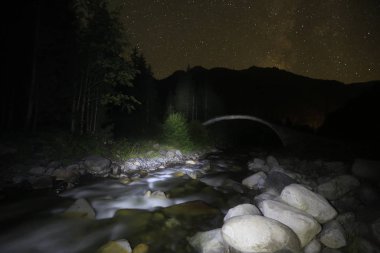 Türkiye'nin Karadeniz bölgesinde sisin altında nehir üzerinde eski tarihi taş köprü. Senyuva'da tarihi Osmanlı köprüsü Taşköprü, Ermenice Cinciva, Rize'de Çamlıhemşin yakınlarındaki Firtina nehri üzerinde