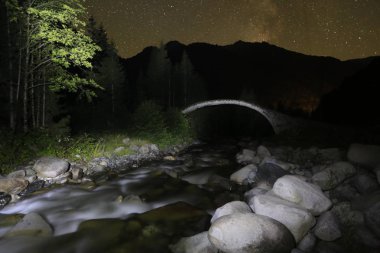 Türkiye'nin Karadeniz bölgesinde sisin altında nehir üzerinde eski tarihi taş köprü. Senyuva'da tarihi Osmanlı köprüsü Taşköprü, Ermenice Cinciva, Rize'de Çamlıhemşin yakınlarındaki Firtina nehri üzerinde
