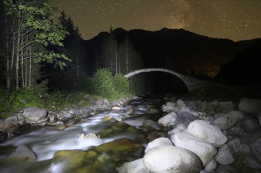 Türkiye'nin Karadeniz bölgesinde sisin altında nehir üzerinde eski tarihi taş köprü. Senyuva'da tarihi Osmanlı köprüsü Taşköprü, Ermenice Cinciva, Rize'de Çamlıhemşin yakınlarındaki Firtina nehri üzerinde