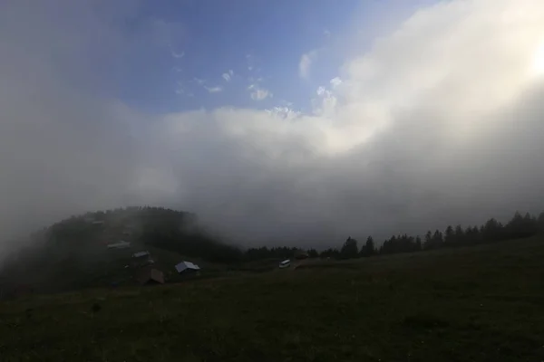 Casas Aldeia Nuvens Grama Verde Pokut Highland Rize Turquia Região — Fotografia de Stock