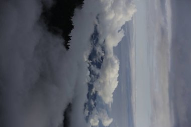 Gito Yaylası, Rize, Türkiye'nin kuzeydoğusunu kaplayan ahşap evlerin ve sisin manzara fotoğrafı