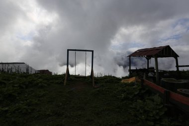Gito Yaylası, Rize, Türkiye'nin kuzeydoğusunu kaplayan ahşap evlerin ve sisin manzara fotoğrafı